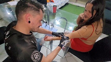 Vampiro tatuador me fode gostoso no pelo