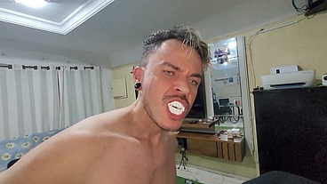 Vampiro tatuador me fode gostoso no pelo