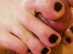 Amateur girlfriend gives handjob with facial cumshot