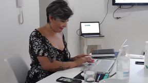 llamo a un amante para que venga a cojerme el culo y mi m arido me avisa que llega tres horas tarde , increible cojida anal , perdi la cuenta de los orgasmos que tuve me chorreaba la lec