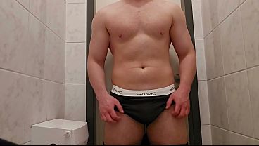 Muskul&ouml_ser Deutscher Daddy wichst fetten Schwanz in &ouml_ffentlicher Toilette - PhantomGentX