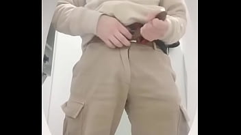 飲食ビルのトイレで立ちオナニー