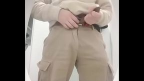 飲食ビルのトイレで立ちオナニー