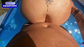 italiana e italiano scopano in piscina, rischio di essere visti