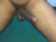 menino grande e musculoso masturba seu pênis grande na webcam - Jovenpoder