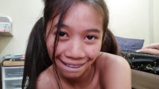 Brunetka s velkým zadkem si strká vlastní anál do žhavé sólové masturbace, joi