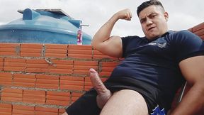 yuri gaucho - pedreiro dotado macetando a pica na laje - urso gozando com a caceta grossa - yuri gaucho gozando