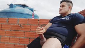 yuri gaucho - pedreiro dotado macetando a pica na laje - urso gozando com a caceta grossa - yuri gaucho gozando