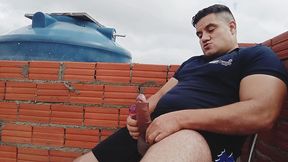 yuri gaucho - pedreiro dotado macetando a pica na laje - urso gozando com a caceta grossa - yuri gaucho gozando