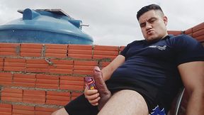 yuri gaucho - pedreiro dotado macetando a pica na laje - urso gozando com a caceta grossa - yuri gaucho gozando