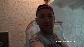 il suce la grosse bite d  un mec a la salle de sport