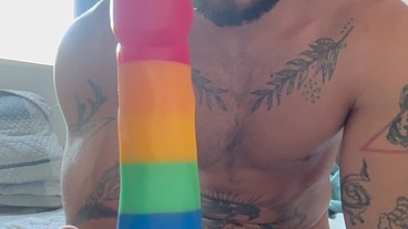 Puto brincando com dildo e deixando cuzinho todo largo