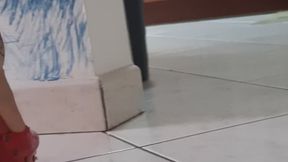 Abito da porno casalinga e ai piedi smalto bianco e mules personaizzate tacco 13 cm