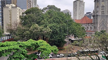 Madrinha de mamas grande tiras a virgindade antes de se hospedar em. Sua casa