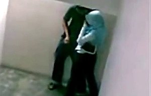 Malay-skodeng awek tudung hijab kat tangga