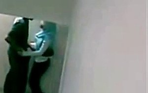 Malay-skodeng awek tudung hijab kat tangga