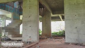 Brincando com minha bunda grande na construção