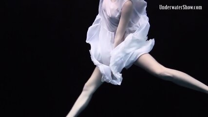 Andrejka does astonishing underwater moves