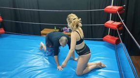 Petit sexy blonde wrestles