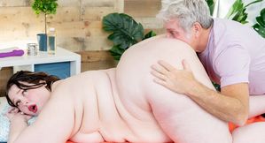 Beefy PLUMP Lacie Smith Schedules a Massage for Her Horny Vagina