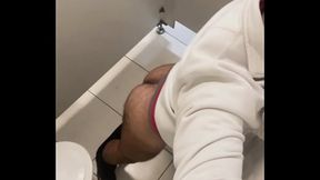 Fui comprar uma pizza, enquanto fica pronta fui no banheiro e o entregador olhando meu rabo foi no banheiro, pediu para entrar no box e me comeu.