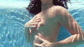 ”Jessica Lincoln gets horny & naked in the pool”
