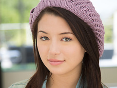 Asian teen Daisy Summers suck a big cock