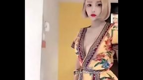 Gatinha oriental se exibindo