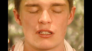 Vidéo amateur torride de mecs gays se faisant des fellations avant une sodomie.