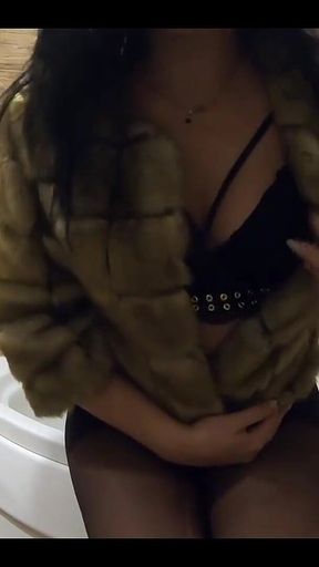 Milfycalla- Pee Play in Bathtub While Wearing a Fur Coat and Pantyhose