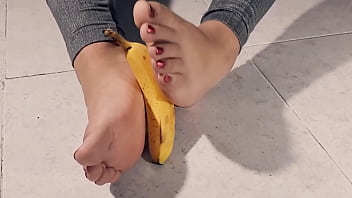 Aplastando una banana con mis pies y eyaculando