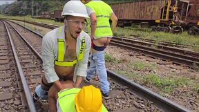 operarios foderam gostoso com o chefe durante a pausa almoco