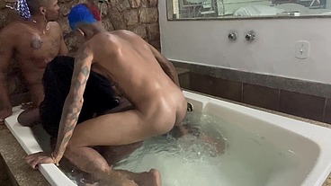 Dois novinhos pauzudo fodendo a gostosa na banheira dá hidromassagem