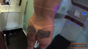 tomando um banho e filmando para aprontar no quarto