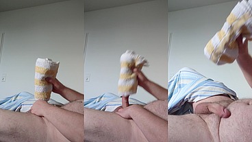 Kleiner Schwanz hat Spaß mit dem Handtuch