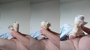 Kleiner Schwanz hat Spaß mit dem Handtuch