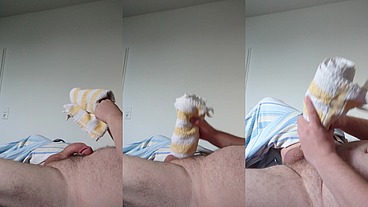 Kleiner Schwanz hat Spaß mit dem Handtuch