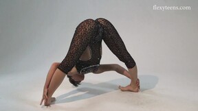 Sofia Gnutova spreads her bombshell legs