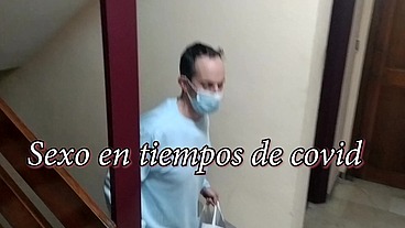 Sexo en tiempos de covid. Rubia caliente quiere hard sex, garganta profunda y cumshot! (Vídeo completo)