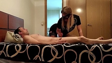 Sexo en tiempos de covid. Rubia caliente quiere hard sex, garganta profunda y cumshot! (Vídeo completo)