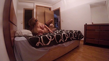 Sexo en tiempos de covid. Rubia caliente quiere hard sex, garganta profunda y cumshot! (Vídeo completo)