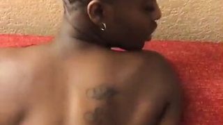 Un homme baise une énorme pute ébène dans le cul