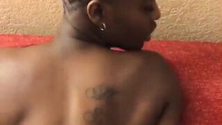 Un homme baise une énorme pute ébène dans le cul