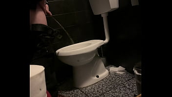 Pissing in a club&#039_s toilets