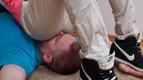 19 yo hottie steps on chest, hands, and face of her roommate, g224x (slide show) 2160p