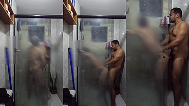 Latino com pau enorme e sem camisinha fodendo com força colega de quarto