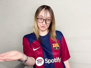 A Barcelona Supporter Drilled By PSG Fan in The Corridors Of The Football Stadium !!!