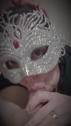 Vizinha casada chupando bem gostoso o amante, até gozar tudo na boquinha dela