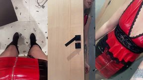 tu veux me regarder faire pipi ?! n’oublies pas d’ouvrir la bouche