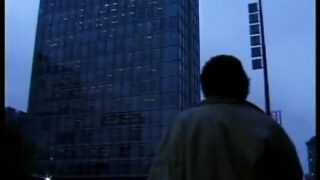 أليشا كلاس، ذات الشعر البني، تستمتع باختراق مزدوج من رجل ضخم وجنس شرجي في جلسة جماعية مثيرة ذات طابع كلاسيكي، تتضمن مص القضيب ووضعية راعية البقر وقذف المني في الفم.